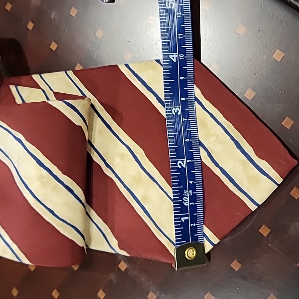Hugo Boss All Silk 4" Wide Swiggle Striped Red White Blue Tie - Picture 6 of 6